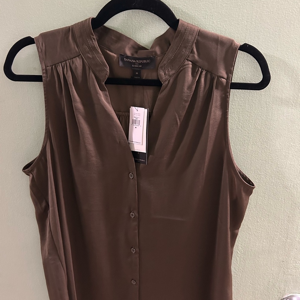 Banana Republic Women’s Khaki Green Sleeveless Button-Down Top (Size M)